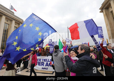 Paris, France. 8 mai, 2017. Le réseau de Activisits campagne Avaaz démontrer le jour après l'élection à Paris, France, 8 mai 2017. Les activistes ont été célébrant la victoire du candidat centriste Emmanuel macron sur l'extrême-droite Front National. Photo : Michael Kappeler/dpa/Alamy Live News Banque D'Images