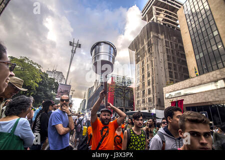 Sao Paulo, Brésil. 06 mai, 2017. Les manifestants montrent pour la légalisation du cannabis au cours de la parade annuelle du chanvre Le 6 mai 2017 à Sao Paulo, Brésil, le 6 mai 2017 | Verwendung weltweit/alliance photo Credit : dpa/Alamy Live News Banque D'Images