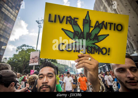 Sao Paulo, Brésil. 06 mai, 2017. Les manifestants montrent pour la légalisation du cannabis au cours de la parade annuelle du chanvre Le 6 mai 2017 à Sao Paulo, Brésil, le 6 mai 2017 | Verwendung weltweit/alliance photo Credit : dpa/Alamy Live News Banque D'Images