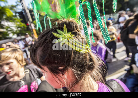 Sao Paulo, Brésil. 06 mai, 2017. Les manifestants montrent pour la légalisation du cannabis au cours de la parade annuelle du chanvre Le 6 mai 2017 à Sao Paulo, Brésil, le 6 mai 2017 | Verwendung weltweit/alliance photo Credit : dpa/Alamy Live News Banque D'Images