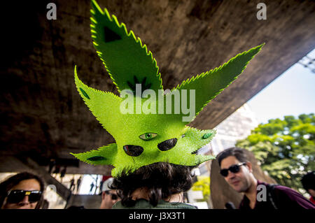 Sao Paulo, Brésil. 06 mai, 2017. Les manifestants montrent pour la légalisation du cannabis au cours de la parade annuelle du chanvre Le 6 mai 2017 à Sao Paulo, Brésil, le 6 mai 2017 | Verwendung weltweit/alliance photo Credit : dpa/Alamy Live News Banque D'Images