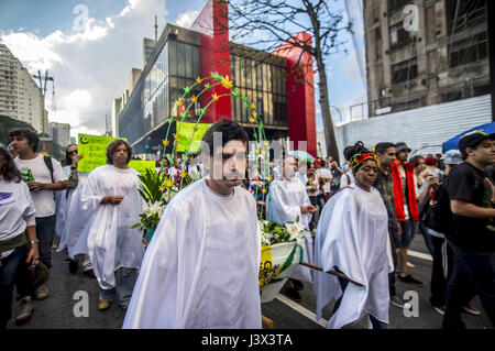 Sao Paulo, Brésil. 06 mai, 2017. Les manifestants montrent pour la légalisation du cannabis au cours de la parade annuelle du chanvre Le 6 mai 2017 à Sao Paulo, Brésil, le 6 mai 2017 | Verwendung weltweit/alliance photo Credit : dpa/Alamy Live News Banque D'Images