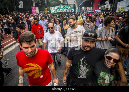 Sao Paulo, Brésil. 06 mai, 2017. Les manifestants montrent pour la légalisation du cannabis au cours de la parade annuelle du chanvre Le 6 mai 2017 à Sao Paulo, Brésil, le 6 mai 2017 | Verwendung weltweit/alliance photo Credit : dpa/Alamy Live News Banque D'Images