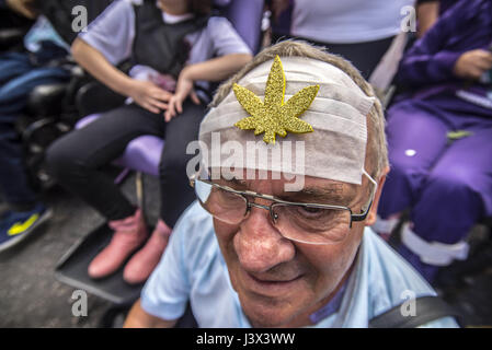 Sao Paulo, Brésil. 06 mai, 2017. Les manifestants montrent pour la légalisation du cannabis au cours de la parade annuelle du chanvre Le 6 mai 2017 à Sao Paulo, Brésil, le 6 mai 2017 | Verwendung weltweit/alliance photo Credit : dpa/Alamy Live News Banque D'Images