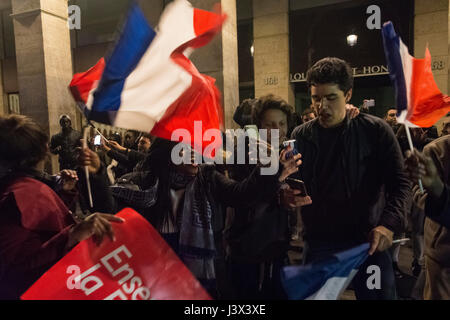 Paris, France. 7 mai, 2017. Julien Mattia / Le Pictorium - Fans de Emmanuel Macron au Louvre - 07/05/2017 - France / Ile-de-France (région) / Paris - plusieurs milliers de personnes se sont réunies à l'esplanade du Louvre pour célébrer la victoire d'Emmanuel Macron devant Marine Le Pen dans les élections présidentielles de 2017 : Crédit LE PICTORIUM/Alamy Live News Banque D'Images