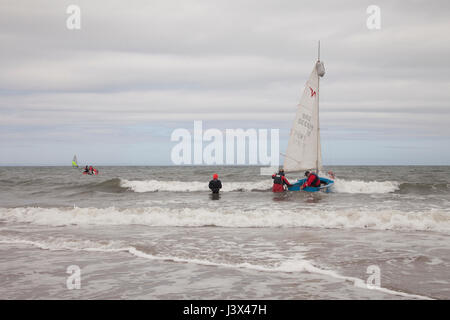 La plage de Portobello, Édimbourg, Écosse, Royaume-Uni. 7 mai, 2017. Bateaux à voile sur la plage de sable de la plage de Portobello, Édimbourg, la capitale de l'Écosse, au Royaume-Uni. Météo : 7 mai 2017 SEC, certains soir soleil pour la plupart des régions, surtout Lothiand blé et du sud-ouest. Ce soir la côte est partiellement couvert, d'ailleurs a plus clair du ciel. Vents du nord chili vive affecter Crédit : Gabriela Antosova/Alamy Live News Banque D'Images