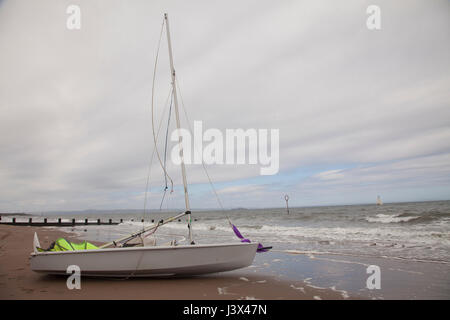 La plage de Portobello, Édimbourg, Écosse, Royaume-Uni. 7 mai, 2017. Bateaux à voile sur la plage de sable de la plage de Portobello, Édimbourg, la capitale de l'Écosse, au Royaume-Uni. Météo : 7 mai 2017 SEC, certains soir soleil pour la plupart des régions, surtout Lothiand blé et du sud-ouest. Ce soir la côte est partiellement couvert, d'ailleurs a plus clair du ciel. Vents du nord chili vive affecter Crédit : Gabriela Antosova/Alamy Live News Banque D'Images