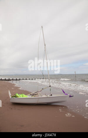 La plage de Portobello, Édimbourg, Écosse, Royaume-Uni. 7 mai, 2017. Bateaux à voile sur la plage de sable de la plage de Portobello, Édimbourg, la capitale de l'Écosse, au Royaume-Uni. Météo : 7 mai 2017 SEC, certains soir soleil pour la plupart des régions, surtout Lothiand blé et du sud-ouest. Ce soir la côte est partiellement couvert, d'ailleurs a plus clair du ciel. Vents du nord chili vive affecter Crédit : Gabriela Antosova/Alamy Live News Banque D'Images