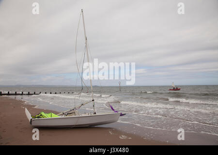 La plage de Portobello, Édimbourg, Écosse, Royaume-Uni. 7 mai, 2017. Bateaux à voile sur la plage de sable de la plage de Portobello, Édimbourg, la capitale de l'Écosse, au Royaume-Uni. Météo : 7 mai 2017 SEC, certains soir soleil pour la plupart des régions, surtout Lothiand blé et du sud-ouest. Ce soir la côte est partiellement couvert, d'ailleurs a plus clair du ciel. Vents du nord chili vive affecter Crédit : Gabriela Antosova/Alamy Live News Banque D'Images