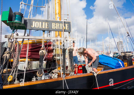 Las Palmas, Gran Canaria, Îles Canaries, Espagne, le 8 mai 2017. De grands navires participant à la Régate des grands voiliers 2017 Rendez-Vous, qui a débuté au Royaume-Uni en avril, arrivée à Las Palmas pour une escale de 48 heures sur la jambe de Sines au Portugal pour les Bermudes. Destination finale pour les bateaux, c'est Québec, Canada, pour célébrer le 150e anniversaire de la Confédération canadienne. Sur la photo : en 2013 Jolie Brise (UK) a célébré le centenaire de l'anniversaire de sa construction par le chantier Paumelle dans Le Havre en 1913. La célèbre, gaff rigged-pi Banque D'Images