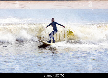 Comté de Conwy, Pays de Galles, Royaume-Uni. 8 mai, 2017. Météo France, soleil sur la côte ouest de la France aujourd'hui, y compris le Nord du Pays de Galles. - Un internaute enjoing les sensations et météo à surfer sur Snowdonia, dans le Nord du Pays de Galles le premier surf artificiel Lake dans le Nord du Pays de Galles Credit : DGDImages/Alamy Live News Banque D'Images