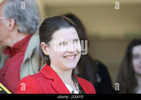 Milngavie, UK. 8 mai, 2017. Jo Swinson et Willie Rennie ouvrir la campagne Milngavie AC. Credit : ALAN OLIVER/Alamy Live News Banque D'Images