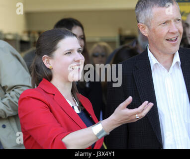 Milngavie, UK. 8 mai, 2017. Jo Swinson et Willie Rennie ouvrir la campagne Milngavie AC. Credit : ALAN OLIVER/Alamy Live News Banque D'Images