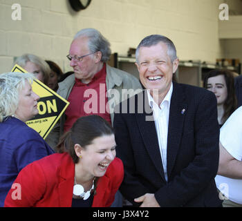 Milngavie, UK. 8 mai, 2017. Jo Swinson et Willie Rennie ouvrir la campagne Milngavie AC. Credit : ALAN OLIVER/Alamy Live News Banque D'Images