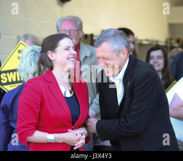 Milngavie, UK. 8 mai, 2017. Jo Swinson et Willie Rennie ouvrir la campagne Milngavie AC. Credit : ALAN OLIVER/Alamy Live News Banque D'Images