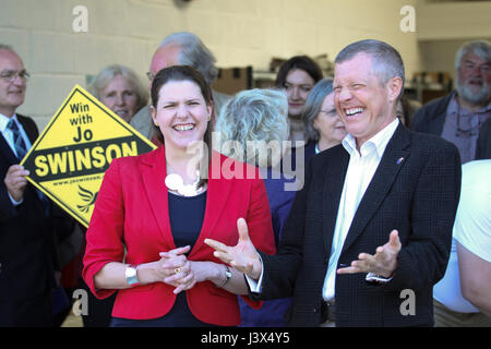 Milngavie, UK. 8 mai, 2017. Jo Swinson et Willie Rennie ouvrir la campagne Milngavie AC. Credit : ALAN OLIVER/Alamy Live News Banque D'Images