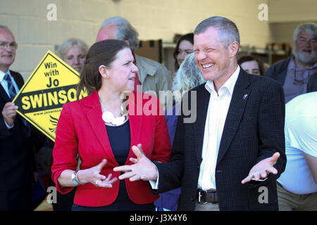 Milngavie, UK. 8 mai, 2017. Jo Swinson et Willie Rennie ouvrir la campagne Milngavie AC. Credit : ALAN OLIVER/Alamy Live News Banque D'Images