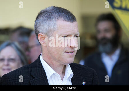 Milngavie, UK. 8 mai, 2017. Jo Swinson et Willie Rennie ouvrir la campagne Milngavie AC. Credit : ALAN OLIVER/Alamy Live News Banque D'Images