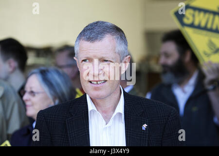 Milngavie, UK. 8 mai, 2017. Jo Swinson et Willie Rennie ouvrir la campagne Milngavie AC. Credit : ALAN OLIVER/Alamy Live News Banque D'Images