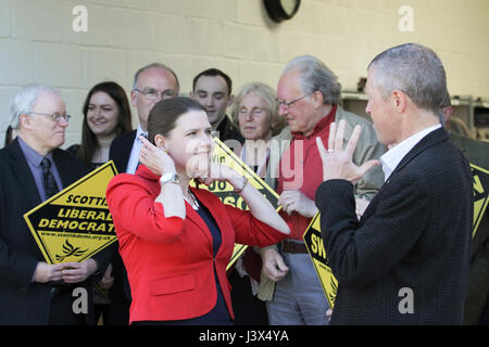 Milngavie, UK. 8 mai, 2017. Jo Swinson et Willie Rennie ouvrir la campagne Milngavie AC. Credit : ALAN OLIVER/Alamy Live News Banque D'Images