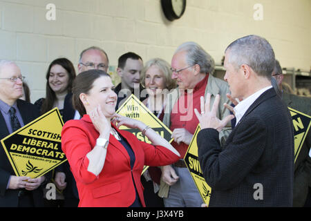 Milngavie, UK. 8 mai, 2017. Jo Swinson et Willie Rennie ouvrir la campagne Milngavie AC. Credit : ALAN OLIVER/Alamy Live News Banque D'Images