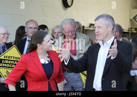 Milngavie, UK. 8 mai, 2017. Jo Swinson et Willie Rennie ouvrir la campagne Milngavie AC. Credit : ALAN OLIVER/Alamy Live News Banque D'Images