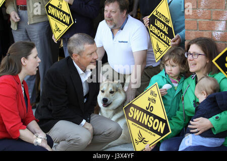 Milngavie, UK. 8 mai, 2017. Jo Swinson et Willie Rennie ouvrir la campagne Milngavie AC. Credit : ALAN OLIVER/Alamy Live News Banque D'Images