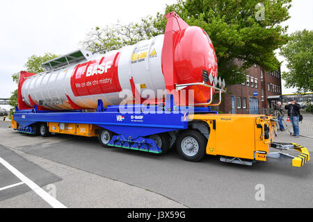 Ludwigshafen, Allemagne. 8 mai, 2017. Un système entièrement automatisé, l'auto-conduite camion avec une remorque citerne en opération sur le terrain de l'entreprise chimique allemande BAMF's locaux à Ludwigshafen, Allemagne, le 8 mai 2017. La compagnie vise à rationaliser sa logistique en termes d'efficacité et de coût. Photo : Uwe Anspach/dpa/Alamy Live News Banque D'Images