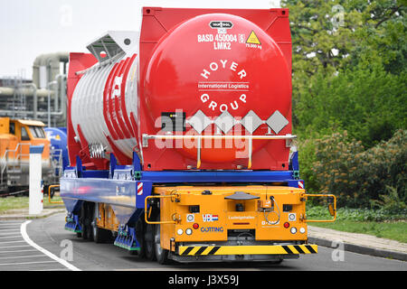 Ludwigshafen, Allemagne. 8 mai, 2017. Un système entièrement automatisé, l'auto-conduite camion avec une remorque citerne en opération sur le terrain de l'entreprise chimique allemande BAMF's locaux à Ludwigshafen, Allemagne, le 8 mai 2017. La compagnie vise à rationaliser sa logistique en termes d'efficacité et de coût. Photo : Uwe Anspach/dpa/Alamy Live News Banque D'Images