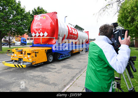 Ludwigshafen, Allemagne. 8 mai, 2017. Un système entièrement automatisé, l'auto-conduite camion avec une remorque citerne en opération sur le terrain de l'entreprise chimique allemande BAMF's locaux à Ludwigshafen, Allemagne, le 8 mai 2017. La compagnie vise à rationaliser sa logistique en termes d'efficacité et de coût. Photo : Uwe Anspach/dpa/Alamy Live News Banque D'Images