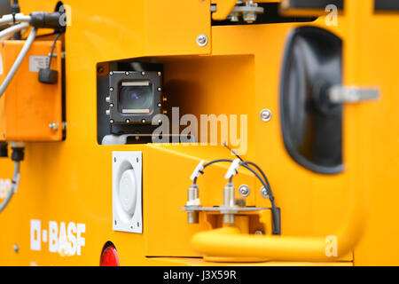 Ludwigshafen, Allemagne. 8 mai, 2017. Un système entièrement automatisé, l'auto-conduite camion avec une remorque citerne en opération sur le terrain de l'entreprise chimique allemande BAMF's locaux à Ludwigshafen, Allemagne, le 8 mai 2017. La compagnie vise à rationaliser sa logistique en termes d'efficacité et de coût. Photo : Uwe Anspach/dpa/Alamy Live News Banque D'Images