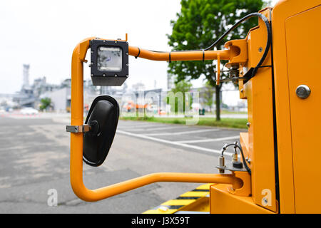 Ludwigshafen, Allemagne. 8 mai, 2017. Un système entièrement automatisé, l'auto-conduite camion avec une remorque citerne en opération sur le terrain de l'entreprise chimique allemande BAMF's locaux à Ludwigshafen, Allemagne, le 8 mai 2017. La compagnie vise à rationaliser sa logistique en termes d'efficacité et de coût. Photo : Uwe Anspach/dpa/Alamy Live News Banque D'Images