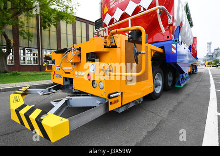 Ludwigshafen, Allemagne. 8 mai, 2017. Un système entièrement automatisé, l'auto-conduite camion avec une remorque citerne en opération sur le terrain de l'entreprise chimique allemande BAMF's locaux à Ludwigshafen, Allemagne, le 8 mai 2017. La compagnie vise à rationaliser sa logistique en termes d'efficacité et de coût. Photo : Uwe Anspach/dpa/Alamy Live News Banque D'Images