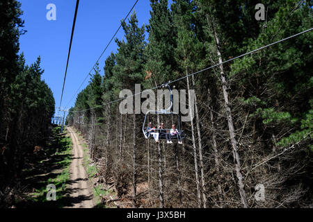 Christchurch, Nouvelle-Zélande. Dec 19, 2016. Christchurch, Nouvelle-Zélande - 19 décembre 2016 - Trois femmes sont vues sur un télésiège à Christchurch Adventure Park le 19 décembre 2016 à Christchurch, Nouvelle-Zélande. Parc Aventure de Christchurch est le plus grand parc de vélo de montagne dans l'Hémisphère Sud et devrait être une attraction touristique majeure. Il est ouvert au public le 21 décembre. Utilisation dans le monde entier | Credit : dpa/Alamy Live News Banque D'Images