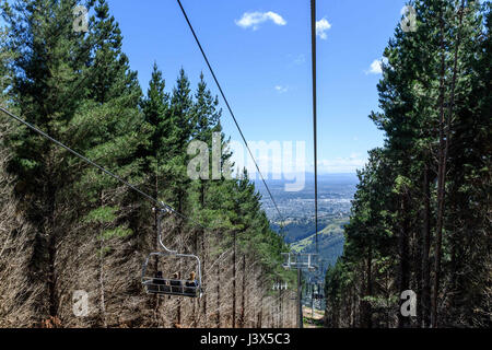 Christchurch, Nouvelle-Zélande. Dec 19, 2016. Christchurch, Nouvelle-Zélande - 19 décembre 2016 - Trois femmes sont vues sur un télésiège à Christchurch Adventure Park le 19 décembre 2016 à Christchurch, Nouvelle-Zélande. Parc Aventure de Christchurch est le plus grand parc de vélo de montagne dans l'Hémisphère Sud et devrait être une attraction touristique majeure. Il est ouvert au public le 21 décembre. Utilisation dans le monde entier | Credit : dpa/Alamy Live News Banque D'Images