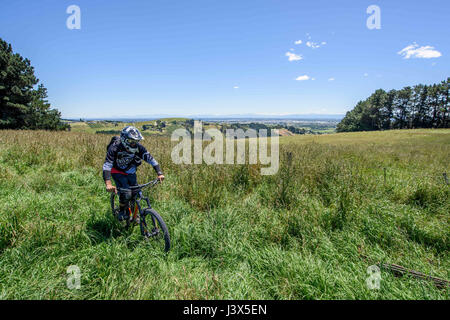 Christchurch, Nouvelle-Zélande. Dec 19, 2016. Christchurch, Nouvelle-Zélande - 19 décembre 2016 - Un vélo de montagne équitation à Christchurch Adventure Park le 19 décembre 2016 à Christchurch, Nouvelle-Zélande. Parc Aventure de Christchurch est le plus grand parc de vélo de montagne dans l'Hémisphère Sud et devrait être une attraction touristique majeure. Il est ouvert au public le 21 décembre. Utilisation dans le monde entier | Credit : dpa/Alamy Live News Banque D'Images