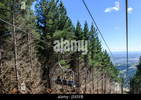 Christchurch, Nouvelle-Zélande. Dec 19, 2016. Christchurch, Nouvelle-Zélande - 19 décembre 2016 - Trois femmes sont vues sur un télésiège à Christchurch Adventure Park le 19 décembre 2016 à Christchurch, Nouvelle-Zélande. Parc Aventure de Christchurch est le plus grand parc de vélo de montagne dans l'Hémisphère Sud et devrait être une attraction touristique majeure. Il est ouvert au public le 21 décembre. Utilisation dans le monde entier | Credit : dpa/Alamy Live News Banque D'Images