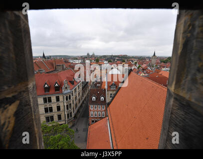 Erfurt, Allemagne. 8 mai, 2017. Les tours de la ville peut être vu de la tour sud de l'Ecclesia mercatorum, le businessman's Church, à Erfurt, Allemagne, le 8 mai 2017. La journée d'action 'Erfordia turrita" va voir visiteurs monter les 12 tours de la ville - la tour sud seront accessibles pour la première fois. À l'époque médiévale, Erfurst effectuée le moniker 'Erfordia turrita', ce qui signifie d'Erfurt, riche en tours. Dans la ville seulement, il y a 22 ans, la plupart des eglises. Photo : Martin Schutt/dpa-Zentralbild/dpa/Alamy Live News Banque D'Images