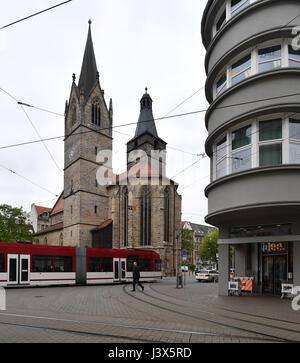 Erfurt, Allemagne. 8 mai, 2017. Les tours de l'église de l'homme d'affaires peut être vu à Erfurt, Allemagne, le 8 mai 2017. La journée d'action 'Erfordia turrita" va voir visiteurs monter les 12 tours de la ville - la tour sud de l'Ecclesia mercatorum, le businessman's Church, sera accessible pour la première fois. À l'époque médiévale, Erfurst effectuée le moniker 'Erfordia turrita', ce qui signifie d'Erfurt, riche en tours. Dans la ville seulement, il y a 22 ans, la plupart des eglises. Photo : Martin Schutt/dpa-Zentralbild/dpa/Alamy Live News Banque D'Images