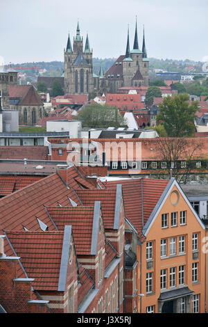 Erfurt, Allemagne. 8 mai, 2017. Les tours de la cathédrale et de Marie l'église Severi peut être vu à Erfurt, Allemagne, le 8 mai 2017. La journée d'action 'Erfordia turrita" va voir visiteurs monter les 12 tours de la ville - la tour sud seront accessibles pour la première fois. À l'époque médiévale, Erfurst effectuée le moniker 'Erfordia turrita', ce qui signifie d'Erfurt, riche en tours. Dans la ville seulement, il y a 22 ans, la plupart des eglises. Photo : Martin Schutt/dpa-Zentralbild/dpa/Alamy Live News Banque D'Images