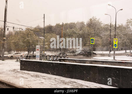 Moscou, Russie. 8 mai, 2017. Météo russe, Moscou, la neige. Le lundi 8 mai 2017. Ciel couvert et pluie le matin. Le poids de la neige, puis la pluie d'après-midi. La température a propos de 2C (35F). Tout à coup d'hiver a montré lui-même. Pas plus sakura fleurs dans le jardin botanique principal de cette saison, les bourgeons ont été tués avec le gel. Temps froid et humide à la veille de la fête de la victoire. Pas beaucoup de gens à l'extérieur. Kremlin est ouvert pour l'action inlassable et résistance aux intempéries les touristes. La place Rouge est fermée en raison de l'avenir des défilés. Les Rent-a-location saison, vient d'ouvrir dans la ville. Crédit : Alex's Pictures/Alamy Live News Banque D'Images