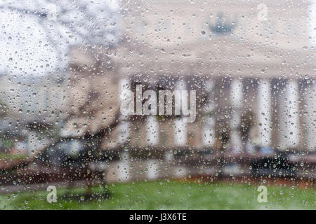 Moscou, Russie. 8 mai, 2017. Météo russe, Moscou, la neige. Le lundi 8 mai 2017. Ciel couvert et pluie le matin. Le poids de la neige, puis la pluie d'après-midi. La température a propos de 2C (35F). Tout à coup d'hiver a montré lui-même. Pas plus sakura fleurs dans le jardin botanique principal de cette saison, les bourgeons ont été tués avec le gel. Temps froid et humide à la veille de la fête de la victoire. Pas beaucoup de gens à l'extérieur. Kremlin est ouvert pour l'action inlassable et résistance aux intempéries les touristes. Théâtre Bolchoï (Grand) comme vue à travers la pluie, les gouttes de couverts en verre. Crédit : Alex's Pictures/Alamy Live News Banque D'Images