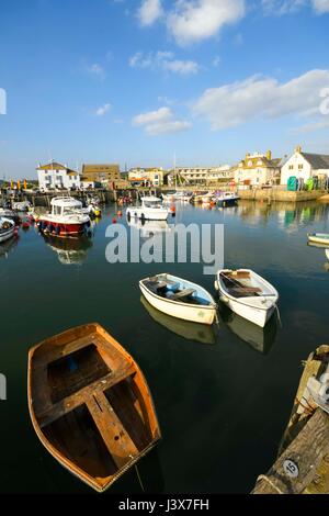 West Bay, Dorset, UK. 8 mai, 2017. Une vue sur le port sur une soirée de ciel bleu et soleil à la station balnéaire de West Bay, dans le Dorset. Crédit photo : Graham Hunt/Alamy Live News Banque D'Images