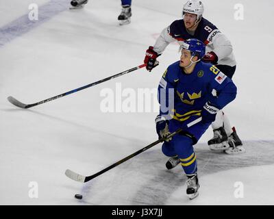 Joueur US Andrew Copp et la Suède du William Nylander rivalisent pour la rondelle pendant le match entre les USA et la Suède au Championnat du Monde de Hockey sur glace à la Lanxess Arena de Cologne, Allemagne, le 8 mai 2017. Photo : Monika Skolimowska/dpa Banque D'Images