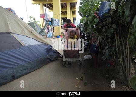 Manaus, 05/08/2017 - AM - environ 30 familles Warao du Venezuela campé sous le viaduc de fleurs près de la gare routière de Manaus dans la région Central-South, la plupart d'entre eux vivent dans l'artisanat, mais ce qui attire l'attention est dont la moitié sont des enfants et adolescents. Les Indiens Warao ont fui vers le Brésil depuis 2014, lorsque la crise économique et politique au Venezuela est aggravée, entraînant un manque de nourriture, l'hygiène personnelle, des médicaments, des soins médicaux et de l'énergie pour la population. (Photo : Danilo Mello) Banque D'Images