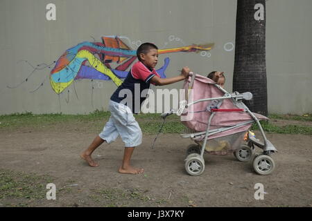 Manaus, 05/08/2017 - AM - environ 30 familles Warao du Venezuela campé sous le viaduc de fleurs près de la gare routière de Manaus dans la région Central-South, la plupart d'entre eux vivent dans l'artisanat, mais ce qui attire l'attention est dont la moitié sont des enfants et adolescents. Les Indiens Warao ont fui vers le Brésil depuis 2014, lorsque la crise économique et politique au Venezuela est aggravée, entraînant un manque de nourriture, l'hygiène personnelle, des médicaments, des soins médicaux et de l'énergie pour la population. (Photo : Danilo Mello) Banque D'Images