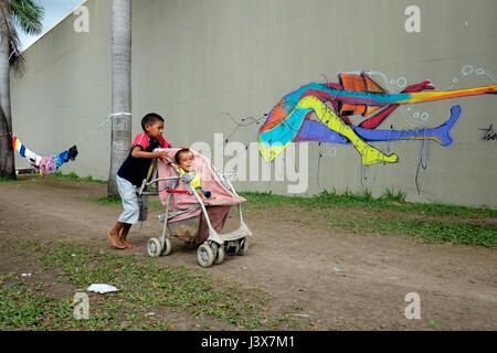 Manaus, 05/08/2017 - AM - environ 30 familles Warao du Venezuela campé sous le viaduc de fleurs près de la gare routière de Manaus dans la région Central-South, la plupart d'entre eux vivent dans l'artisanat, mais ce qui attire l'attention est dont la moitié sont des enfants et adolescents. Les Indiens Warao ont fui vers le Brésil depuis 2014, lorsque la crise économique et politique au Venezuela est aggravée, entraînant un manque de nourriture, l'hygiène personnelle, des médicaments, des soins médicaux et de l'énergie pour la population. (Photo : Danilo Mello) Banque D'Images