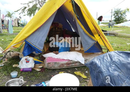 Manaus, 05/08/2017 - AM - environ 30 familles Warao du Venezuela campé sous le viaduc de fleurs près de la gare routière de Manaus dans la région Central-South, la plupart d'entre eux vivent dans l'artisanat, mais ce qui attire l'attention est dont la moitié sont des enfants et adolescents. Les Indiens Warao ont fui vers le Brésil depuis 2014, lorsque la crise économique et politique au Venezuela est aggravée, entraînant un manque de nourriture, l'hygiène personnelle, des médicaments, des soins médicaux et de l'énergie pour la population. (Photo : Danilo Mello) Banque D'Images