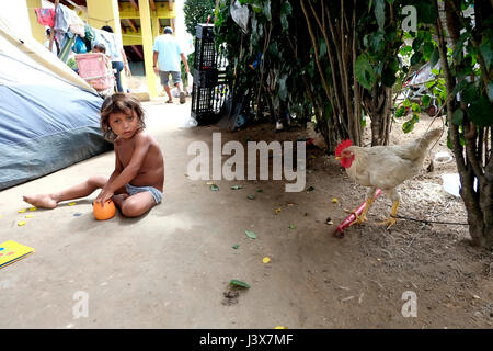 Manaus, 05/08/2017 - AM - environ 30 familles Warao du Venezuela campé sous le viaduc de fleurs près de la gare routière de Manaus dans la région Central-South, la plupart d'entre eux vivent dans l'artisanat, mais ce qui attire l'attention est dont la moitié sont des enfants et adolescents. Les Indiens Warao ont fui vers le Brésil depuis 2014, lorsque la crise économique et politique au Venezuela est aggravée, entraînant un manque de nourriture, l'hygiène personnelle, des médicaments, des soins médicaux et de l'énergie pour la population. (Photo : Danilo Mello) Banque D'Images