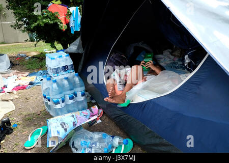 Manaus, 05/08/2017 - AM - environ 30 familles Warao du Venezuela campé sous le viaduc de fleurs près de la gare routière de Manaus dans la région Central-South, la plupart d'entre eux vivent dans l'artisanat, mais ce qui attire l'attention est dont la moitié sont des enfants et adolescents. Les Indiens Warao ont fui vers le Brésil depuis 2014, lorsque la crise économique et politique au Venezuela est aggravée, entraînant un manque de nourriture, l'hygiène personnelle, des médicaments, des soins médicaux et de l'énergie pour la population. (Photo : Danilo Mello) Banque D'Images